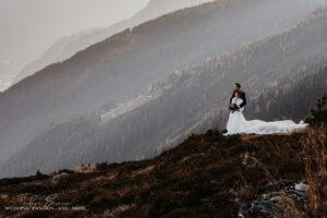 Pár a hegyek között, esküvői fotózás.